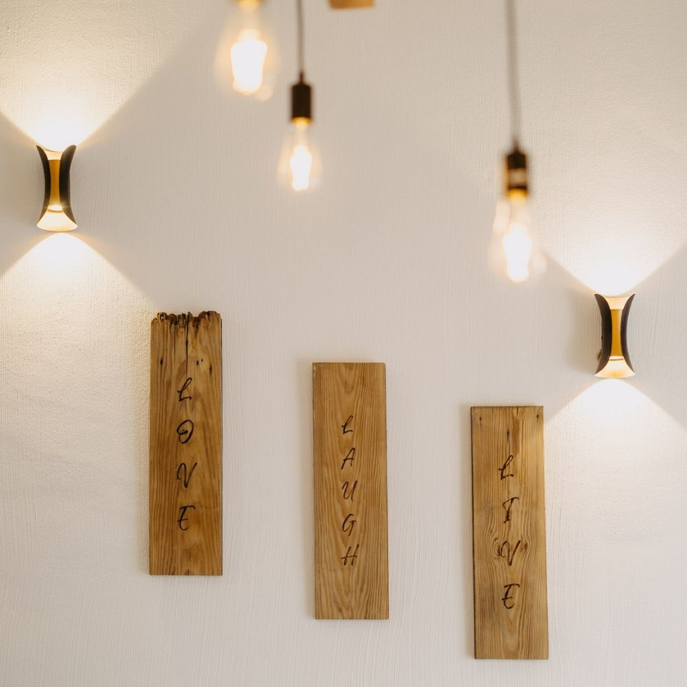 ferienwohnung wulkatal holzbretter deko